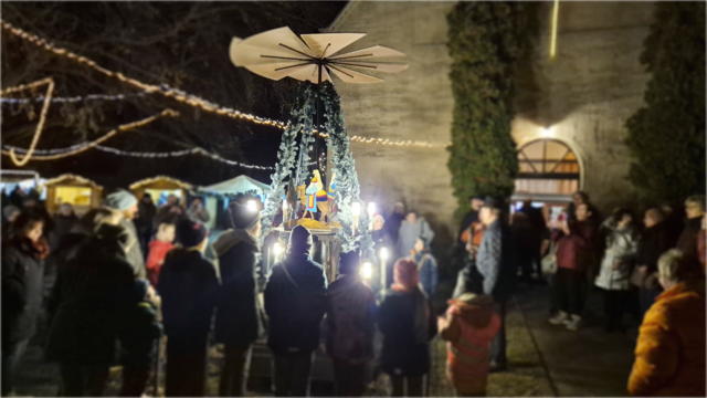 Die Weihnachtspyramide in Radis wurde von Kindern angepustet. | Foto: A. Schulze