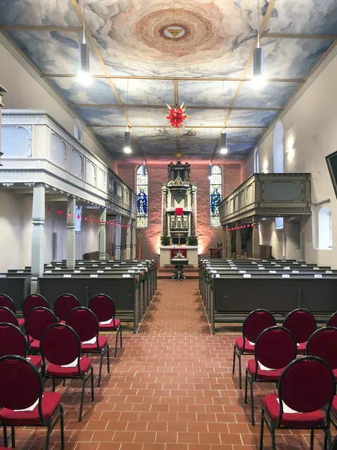 Der Innenraum mit dem Engelskranz an der Decke erstrahlt in neuem Glanz.  | Foto: Kirchengemeinde Uebigau