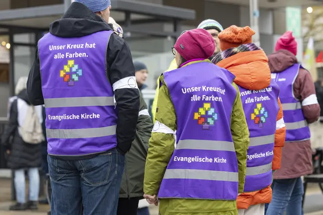 Gießen: Mehrere tausend Menschen haben am 29.11.2025 gegen die Neugründung einer AfD-Jugendorganisation demonstriert. Einen Dialog mit Vertretern der AfD, wie ihn der Bund Katholischer Unternehmer und der Verband «Die Familienunternehmer» fordern,  halten viele kirchliche Stimmen für nicht vertretbar. | Foto: epd-bild/Paul-Philipp Braun