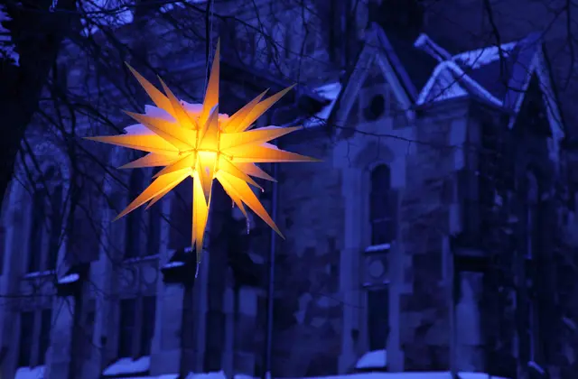 Der beliebte Herrnhuter Stern steht für die adventliche Hoffnung auf Erlösung aus der Dunkelheit der unerlösten Welt. | Foto: epd-bild/Rainer Oettel