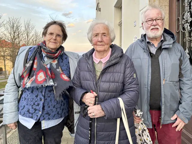 Elisabeth Treutler (Mitte) und Ulrike Schilling, geborene Treutler, mit dem Herausgeber Johannes Schilling bei einem Besuch in Ballenstedt während der Lesereise. | Foto: Uwe Kraus