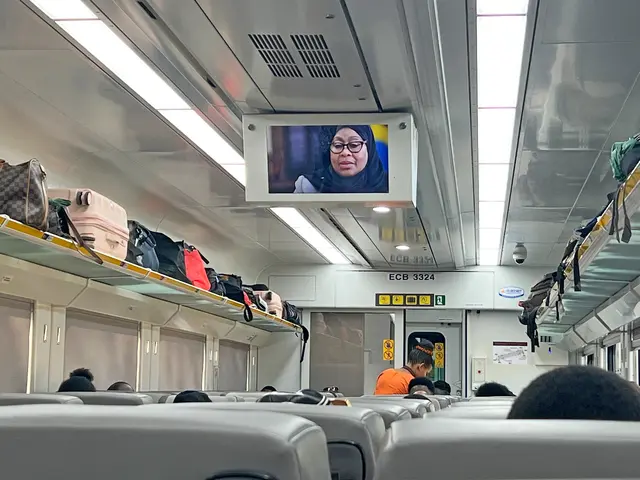 In den modernen SGR-Zügen in Tansania läuft auf Bildschirmen ein Ausschnitt der Fernsehserie "Royal Tour”, in der Samia Suluhu Hassan das Land bereist. Nach dem Tod ihres zunehmend autoritär regierenden Vorgängers übernahm Hassan 2021 die Regierung in Tansania.  | Foto: epd-bild/Birte Mensing