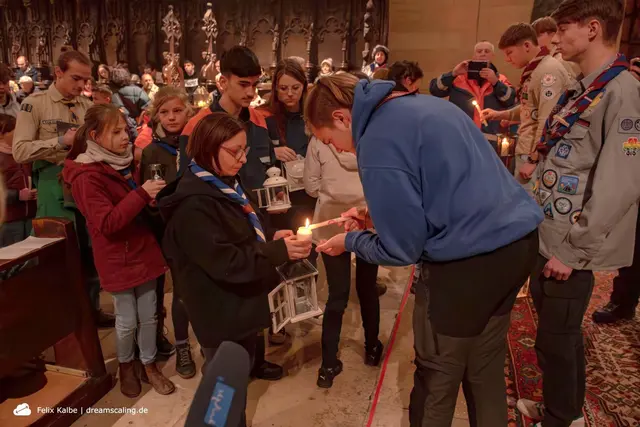Friedenslicht-Übergabe im Erfurter Dom | Foto: Felix Kalbe / VCP Mitteldeutschland