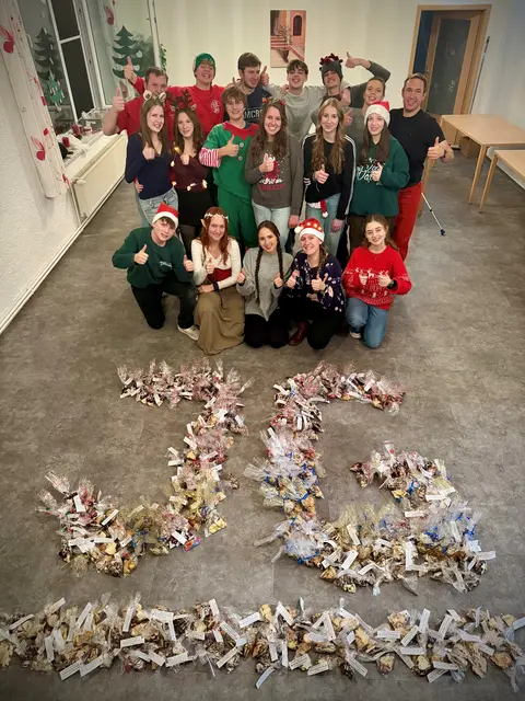Junge Gemeinde Zahna vor ihren gepackenen Plätzchen | Foto: Junge Gemeinde Zahna