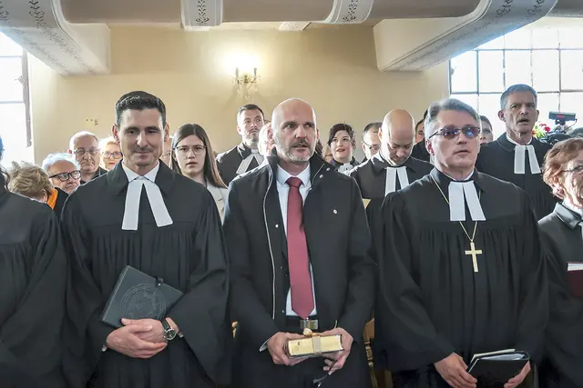 Der neue Bischof Aleksander Erniša (l.), Vorgänger Leon Novak (r.) und Synodalpräsident Bojan Prosić (M.) | Foto: Susanne Borée