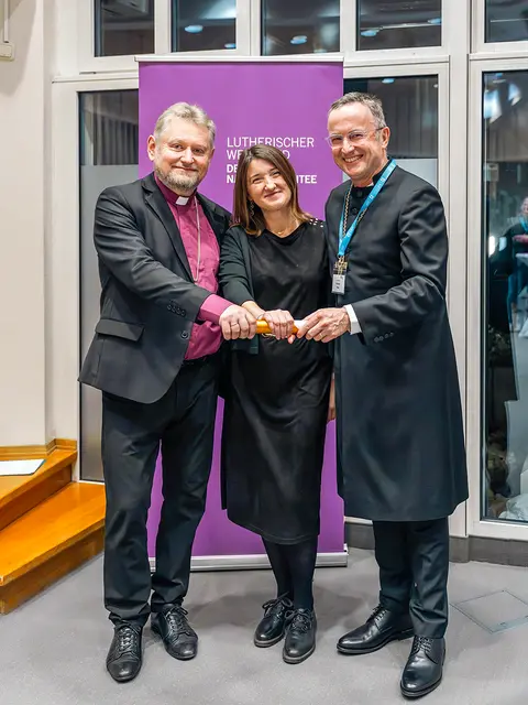 (v. l.) Der polnische lutherische Bischof Jerzy Samiec, Anna Wrzesińska, Leiterin des Bischofs-büros, und Landesbischof Christian Kopp | Foto: Foto: DNK/LWB, N. H. Klotz