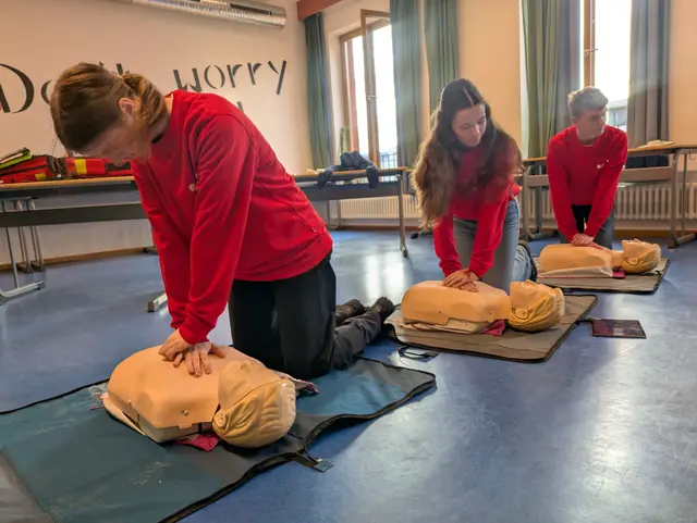 Übung macht den Meister: Bei einer Herzdruckmassage kommt es auf das richtige Verhältnis von Kraft und Rhythmus an. Die Neuntklässler Marike (v.l.), Lena und Bastian üben die Reanimation dafür an speziellen Trainingspuppen.  | Foto: Beatrix Heinrichs