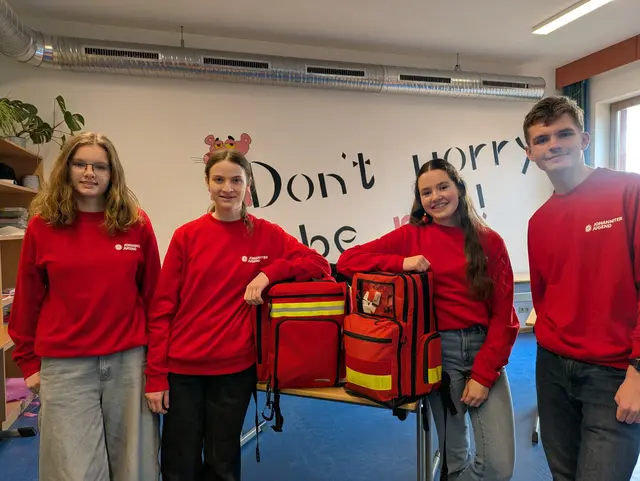 Schulsanitätsdienst: Das Team um Lotta (v.l.), Marike, Lena und Bastian ist speziell für Unfälle geschult, die in der Schule häufig vorkommen, wie zum Beispiel Sportverletzungen. | Foto: Beatrix Heinrichs