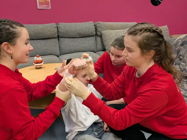Jeder Handgriff muss sitzen: In kleinen Fallbeispielen wird das ABC der lebensrettenden Sofortmaßnahmen durchbuchstabiert. Hier üben Lena (v.l.), Rebecca und Marike eine stark blutende Schnittwunde zu versorgen. | Foto: Beatrix Heinrichs 