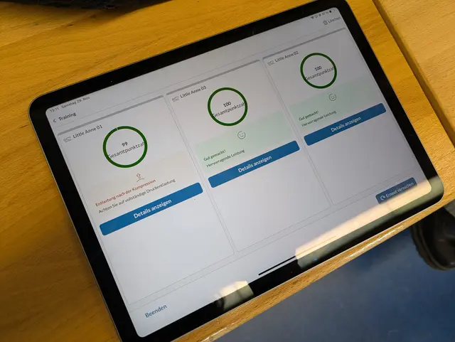 Erfolgsmessung: Die Trainingspuppen sind mit einer App verbunden. So ist ein direktes Feedback möglich, das den Schulsanitätern zeigt, wie erfolgreich die Wiederbelebungsmaßnahme war.  | Foto: Beatrix Heinrichs