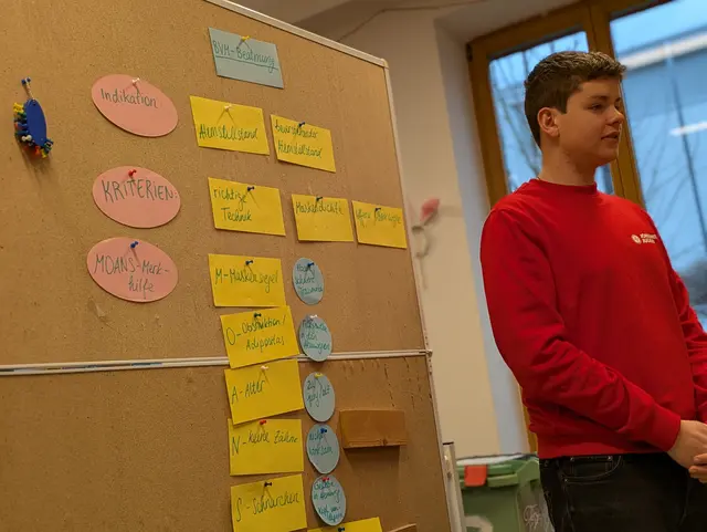 Theorie trifft Praxis: William Rienecker leitet die Gruppe am Christlichen Gymnasium und übernimmt als ausgebildeter Johanniter-Jugendgruppenleiter auch die Schulungen. | Foto: Beatrix Heinrichs 