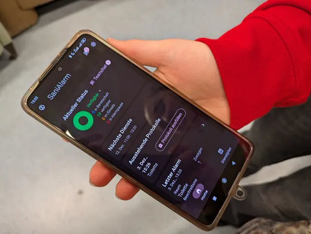 Schulnotruf per App: Wenn der "Sani-Alarm" ertönt, dürfen die Schüler den Unterricht verlassen. Welche Teammitglieder sich einsatzbereit halten müssen, regelt ein Dienstplan, den die Schüler selbst aufstellen. | Foto: Beatrix Heinrichs 