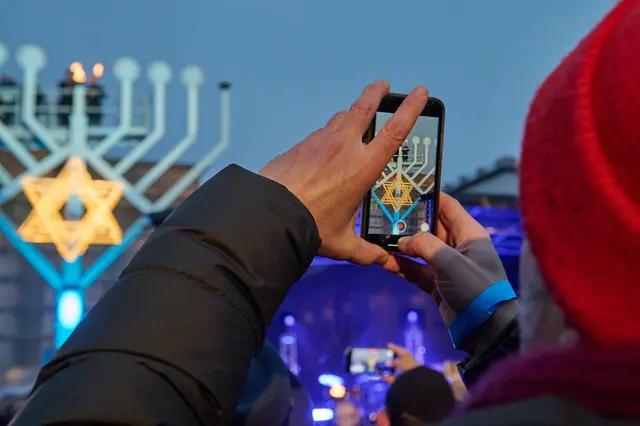 Vor dem Brandenburger Tor in Berlin wird jedes Jahr der zehn Meter hohe Chanukka-Leuchter entzündet. | Foto: epd-bild/Christian Ditsch