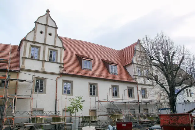 Gerade fallen die Gerüste an dem Gebäude aus dem 16. Jahrhundert, das das Zetrum beherbergen soll.  | Foto:  Doris Weilandt