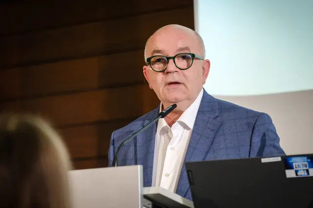 Detlev Zander, Mitglied im Beteiligungsforum Sexualisierte Gewalt, sieht EKD-weit die Einheitlichkeit in Gefahr. Jeder mache weiterhin, was er wolle, kritisiert er. Einheitlichkeit werde nur behauptet, die Realität sei weiterhin ein Flickenteppich.
 | Foto:  epd-bild/Jens Schulze