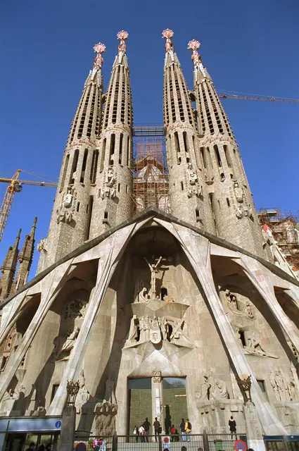 Passionsfassade der noch unvollendeten Sagrada Família, Hauptbauwerk des Künstler-Architekten Antonio Gaudí. Mit siebzehn ging Gaudí nach Barcelona, um Architektur, Philosophie und Ästhetik zu studieren. Der Schoepfer selbst war für ihn der beste Baumeister. Gaudí prägte Barcelona mit 14 Werken. | Foto: epd-bild / Hans-Günter Kellner
