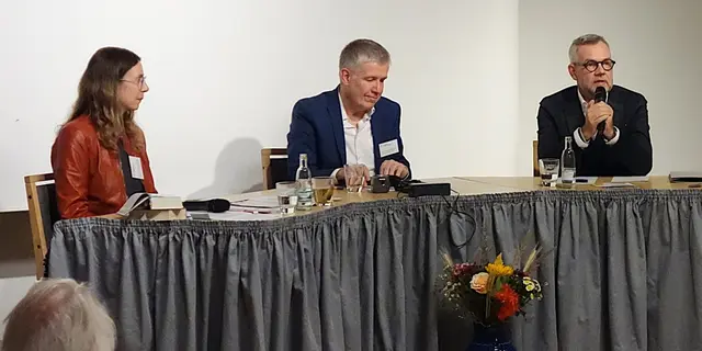 Podium mit Dr. Friederike F. Spengler (l.), Dr. Sebastian Kranich und Michael Roth(r.)  | Foto: Foto: EAT