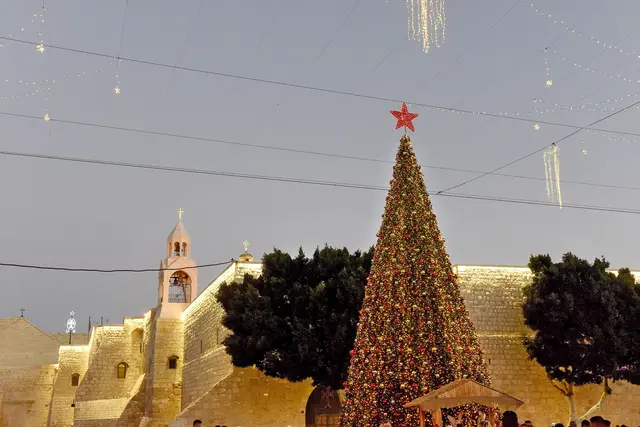 Weihnachtsbaum auf dem weihnachtlich geschmueckten Manger Square in Bethlehem, Westjordanland, vor der Geburtskirche | Foto: epd-bild/Debbie Hill