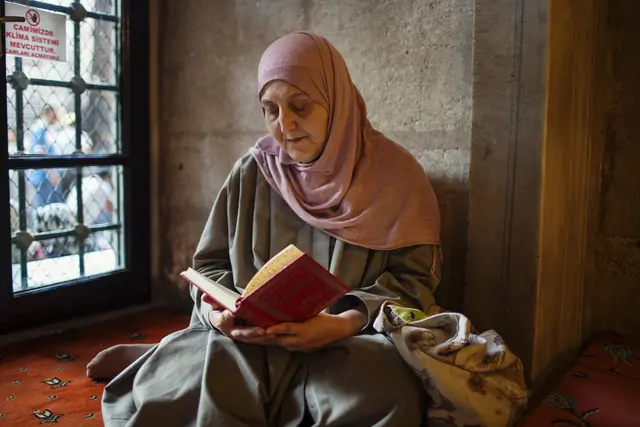 Eine Muslima liest in der Eyüp Sultan Cami Moschee in Istanbul im Koran | Foto: epd-bild / Agata Skowronek