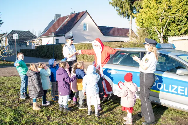 Weil "der Schlitten" des Weihnachtsmanns auf dem Weg zur Kita "Kleine Strolche" in Dahlen in der Altmark liegengeblieben war, retteten die schnellen Helferinnen der Polizeiinspektion Stendal die vorweihnachtliche Bescherung mit ihrer beherzten Hilfsaktion. | Foto: Polizeiinspektion Stendal