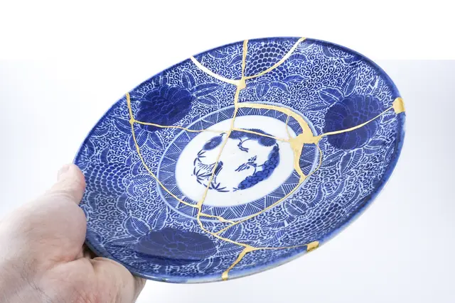 Kintsukuroi ist die japanische Kunst, zerbrochene Gegenstände mit Goldlack zu reparieren, um sie schöner zu machen. Aber es ist nicht nur eine Technik, sondern eine Philosophie, die einlädt, Unvollkommenheiten anzunehmen und Schönheit im Zerbrochenen zu sehen.

 | Foto: Marco Montalti/Shutterstock