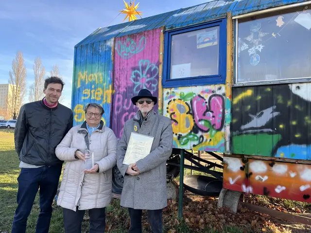 Pfarrer Martin Golz-Rettschlag (v.l.), Steffi Reinhardt und Sven Führ  freuen sich über die Anerkennung all der Menschen, die für das Bauwagen-Projekt abgestimmt haben.  | Foto: Claudia Crodel