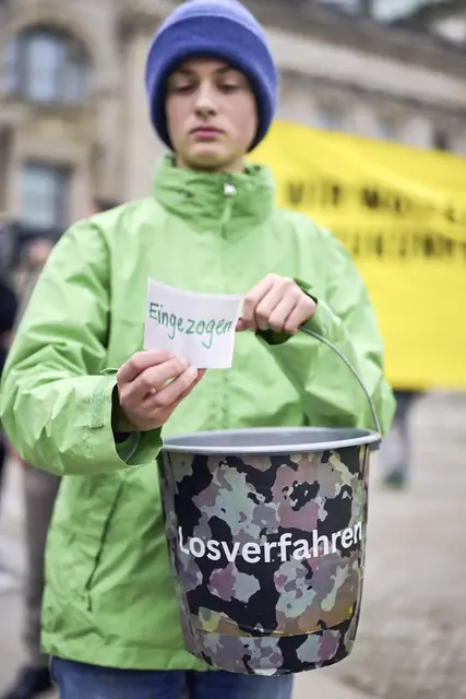 Das Los entscheidet: Die Schulstreiks gegen die Wehrdienstreform mobilisierten viele junge Menschen. | Foto: Foto: epd-bild/Christian Ditsch