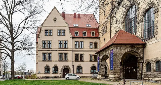 Das frühere Pfarrhaus ist jetzt Integrationshotel | Foto: Freddo213, CC BY-SA 4.0, https://commons.wikimedia.org/w/index.php?curid=104223000