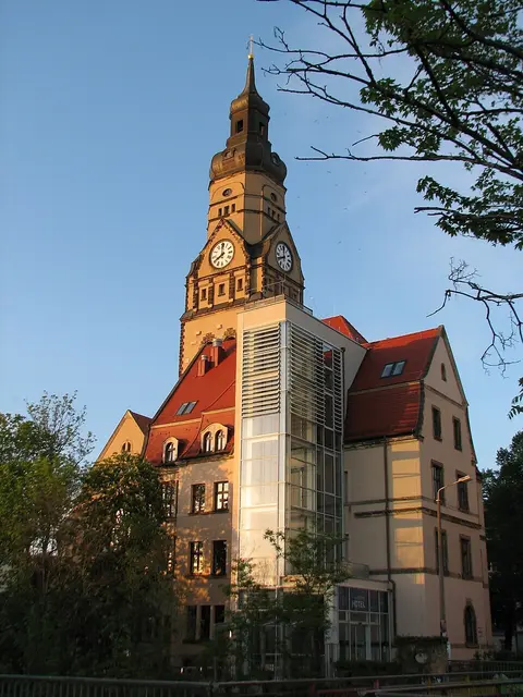 Blick vom Karl-Heine-Kanal auf Kirchturm und Hotel | Foto: Ghostwriter123, CC BY-SA 4.0, https://commons.wikimedia.org/w/index.php?curid=78505276