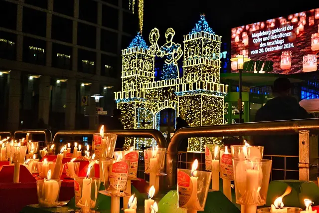 Ein Lichtermeer überflutete auch jene Steinbarrieren vor dem Weihnachtsmarkt, wo 2024 der Attentäter mit seinem Fahrzeug auf den Weihnachtsmarkt gefahren war.