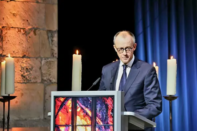 Bundeskanzler Friedrich Merz (CDU) hat Opfern und Angehörigen weitere Unterstützung zugesagt. "Wir stehen an Ihrer Seite, heute und in Zukunft."