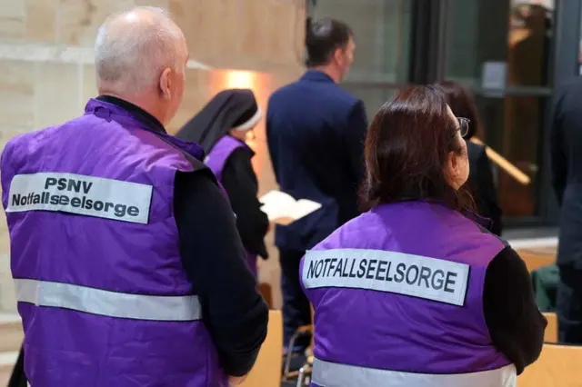 Den gesamten Tag über waren Mitarbeiter der Notfallseelsorge, des Kriseninterventionsteams und der Polizeiseelsorge in der Johanniskirche und nahe dem Weihnachtsmarktareal im Einsatz und ansprechbar.