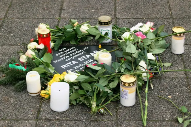 In der Hartstraße, zwischen Altem Markt und Reuterallee, wurden sechs Gedenkplatten für die sechs Todesopfer des Anschlags verlegt. So auch der Stein für Rita Staab, die mit ihren beiden Töchtern und drei Enkeln am 20.12.2024 auf dem Weihnachtsmarkt gewesn war.