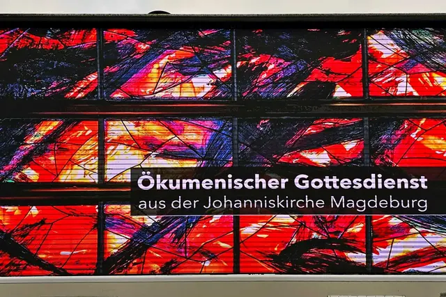 Der MDR übertrug den ganzen Tag mit Live- und Sondersendungen die Gedenkveranstaltungen aus Magdeburg in Radio und TV sowie auf einem großen Bildschirm vor der Johanniskirche.
