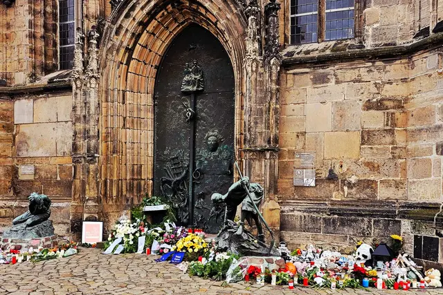 Mit Kränzen, Blumen, Kerzen und Kuscheltieren gedenken die Magdeburger vor dem Portal der Johanniskirche der Toten, Verletzten und aller weiteren Betroffenen.