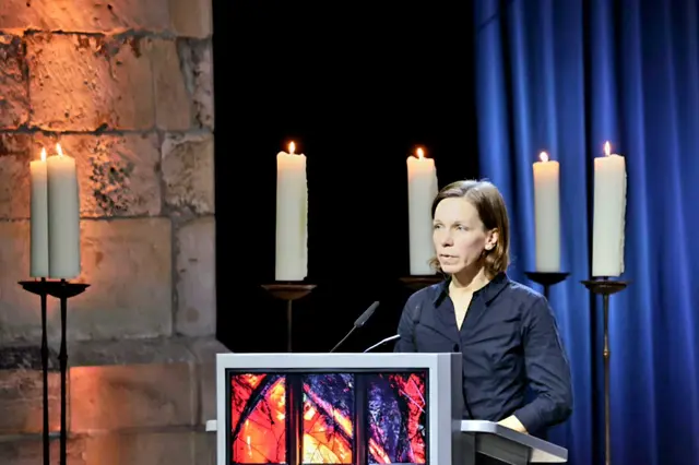 Susanne Staab sprach in der Gedenkveranstaltung für die Opferfamilien. Sie und ihre Schwester haben beim Anschlag vor einem Jahr ihre Mutter Rita Staab verloren. Zugleich mahnte sie Stadt und Land, die Opfer und Betroffenen nicht zu vergessen und besser zu unterstützen.