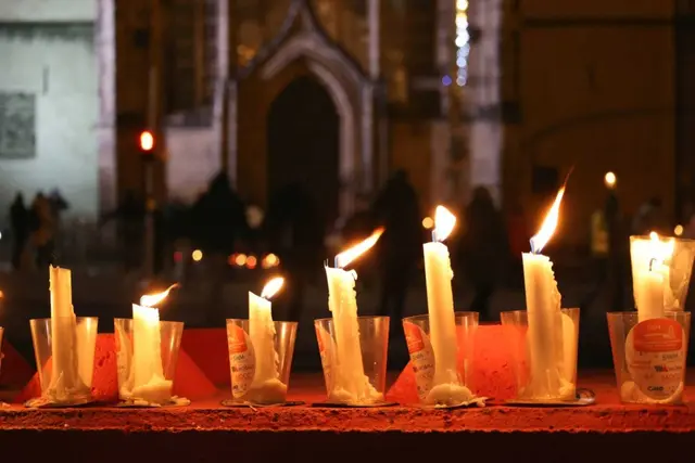 Rings um Johanniskirche, Alter Markt und Rathaus spannte sich die fast zwei Kilometer lange Lichterkette am Samstagabend.