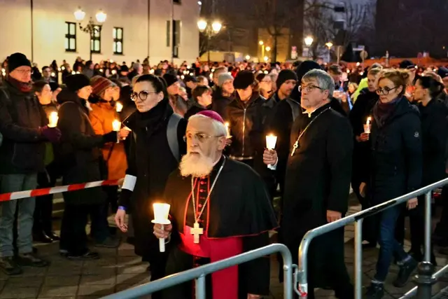 Auf dem Weg zur Lichterkette: Der katholische Magdeburger Bischof Gerhard Feige und der evangelische mitteldeutsche Landesbischof Friedrich Kramer.