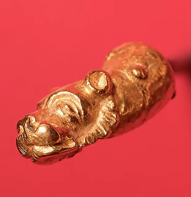 Es weist auf diesen historischen Fund im Museum hin. | Foto: Thomas Nawrath