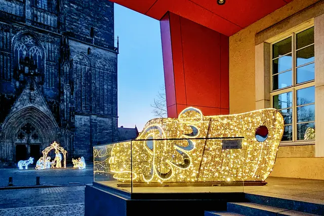 Magdeburger Lichterwelt: Vor dem Dommuseum steht nun ein leuchtendes Löwenköpfchen als neues Element der winterlichen Stadtbeleuchtung. | Foto: Thomas Nawrath