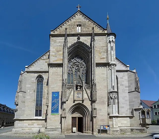 Westportal, rechts die Außenkanzel für Predigten außerhalb der Kirchenmauern | Foto: ErwinMeier, CC BY-SA 4.0, https://commons.wikimedia.org/w/index.php?curid=81656551