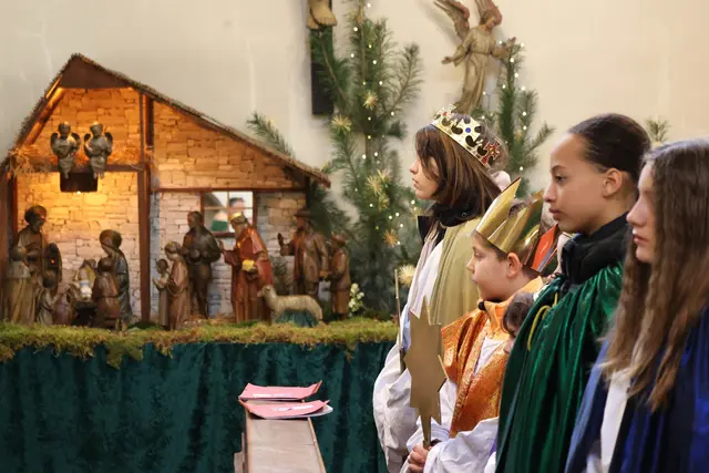 Die Sternsinger beim Jesuskind der Weihnachtskrippe. | Foto: Thomas Nawrath