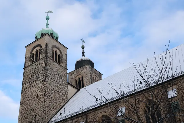 Neuschnee puderte am Dreikönigstag auch Turmhauben und Dächer der katholischen Kathedrale St. Sebastian zu Magdeburg. | Foto: Thomas Nawrath
