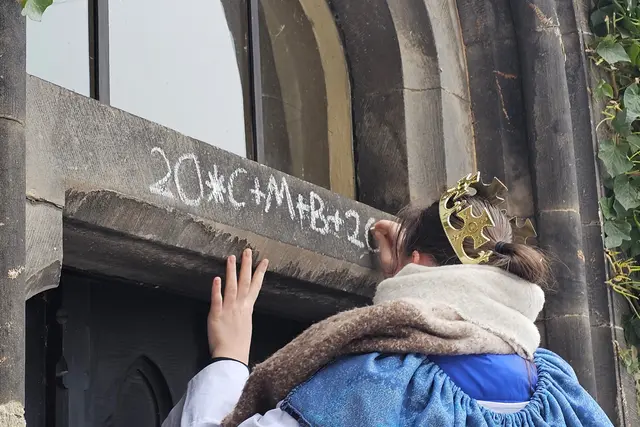 Der Segen der Sternsinger am Dompfarrhaus zu Magdeburg - ganz traditionell mit Kreide am Türbalken angeschrieben - möge das Haus und alle die ein- und ausgehen im neuen Jahr begleiten. | Foto: Thomas Nawrath