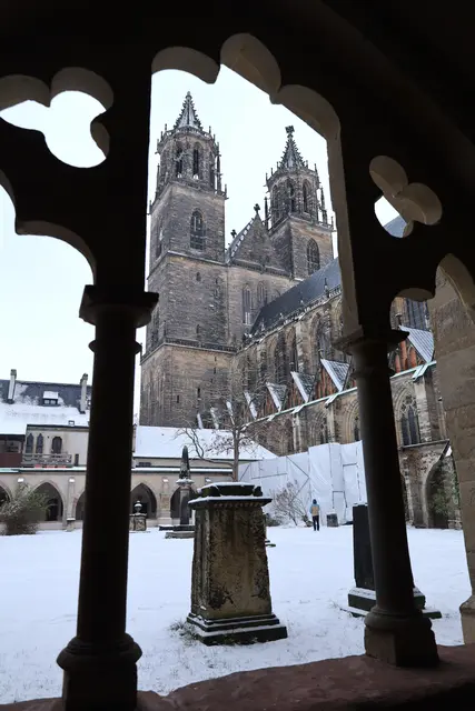 Auch den evangelischen Magdeburger Dom überzog am 6. Januar eine dünne Schneedecke. | Foto: Thomas Nawrath