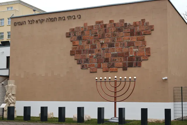 Die Neue Magdeburger Synagoge wurde nach nicht einmal zweijähriger Bauzeit am 8. Dezember 2023 feierlich eröffnet. Etwa ein Vierteljahrhundert hat der Förderverein in Magdeburg dafür Gelder gesammelt, Lobbyarbeit betrieben und mit der jüdischen Gemeinde zusammen die Umsetzung realisiert. | Foto: Thomas Nawrath