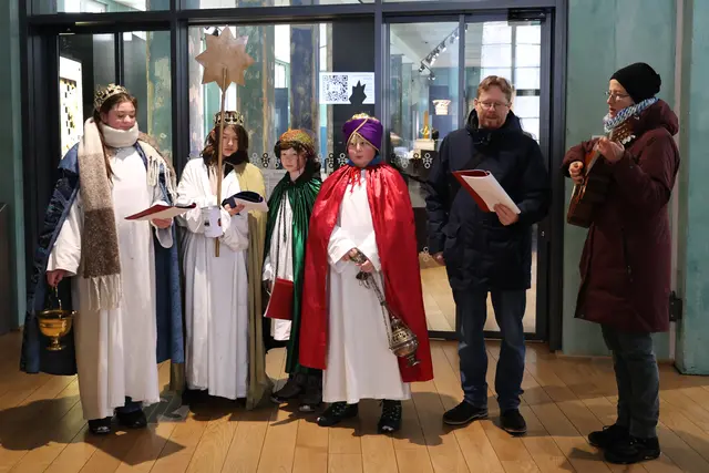 Auch im Dommuseum Ottonianum Magdeburg machten die Sternsinger traditionell Station und segneten Besucher und Mitarbeiter mit Liedern, Gebeten, Segen und Weihwasser. | Foto: Thomas Nawrath