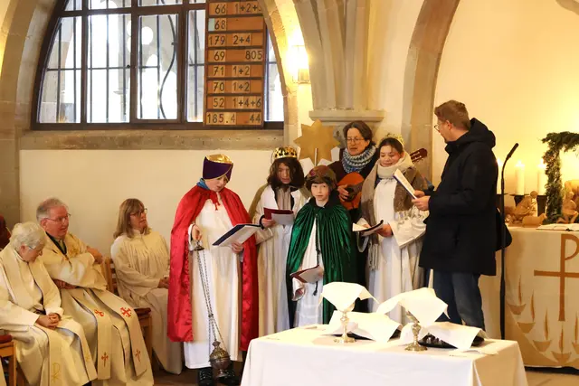 Mit Liedern und Gebeten brachten die Sternsinger auch der Domgemeinde die Weihnachtsbotschaft nahe. | Foto: Thomas Nawrath