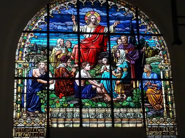 Bergpredigt-Glasmosaik hinter dem Altar | Foto: ErwinMeier, CC BY-SA 3.0, https://commons.wikimedia.org/w/index.php?curid=54747207