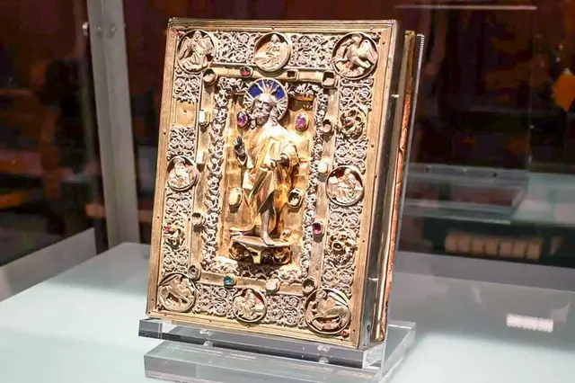 Buchdeckel des Wiperti-Evangeliars: Der Band ist mit kostbaren nahezu vollplastischen Goldschmiedearbeiten des 16. Jahrhunderts mit Christus Salvator geschmückt. | Foto: Thomas Nawrath